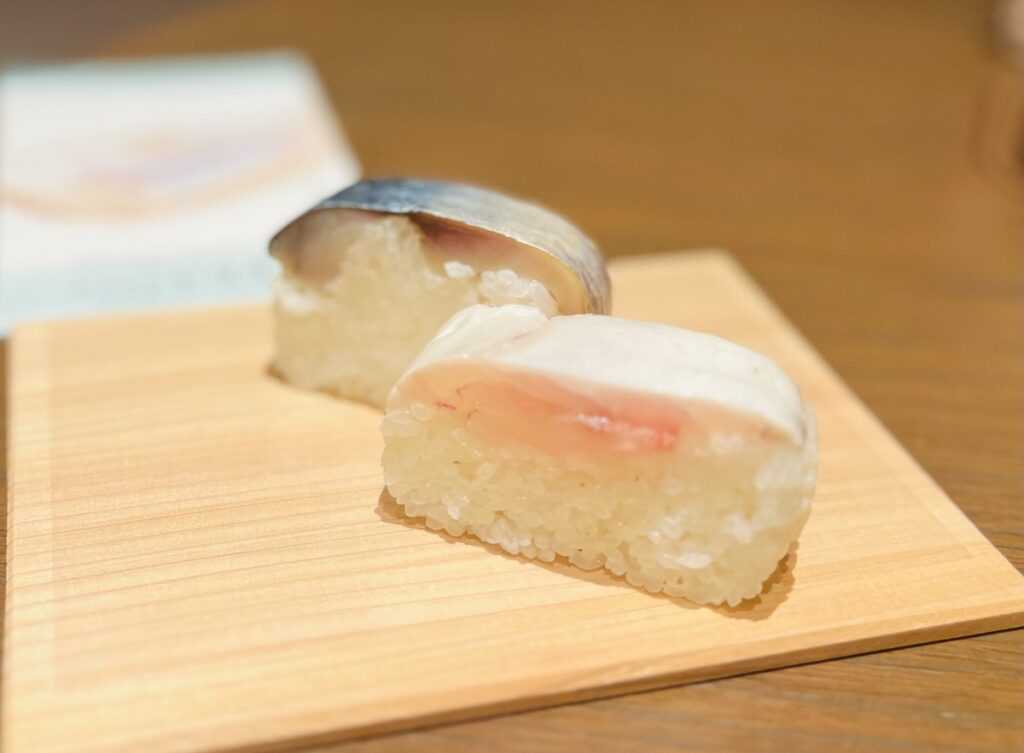 奥に鯖姿寿司、手前に甘鯛が並んだ二貫