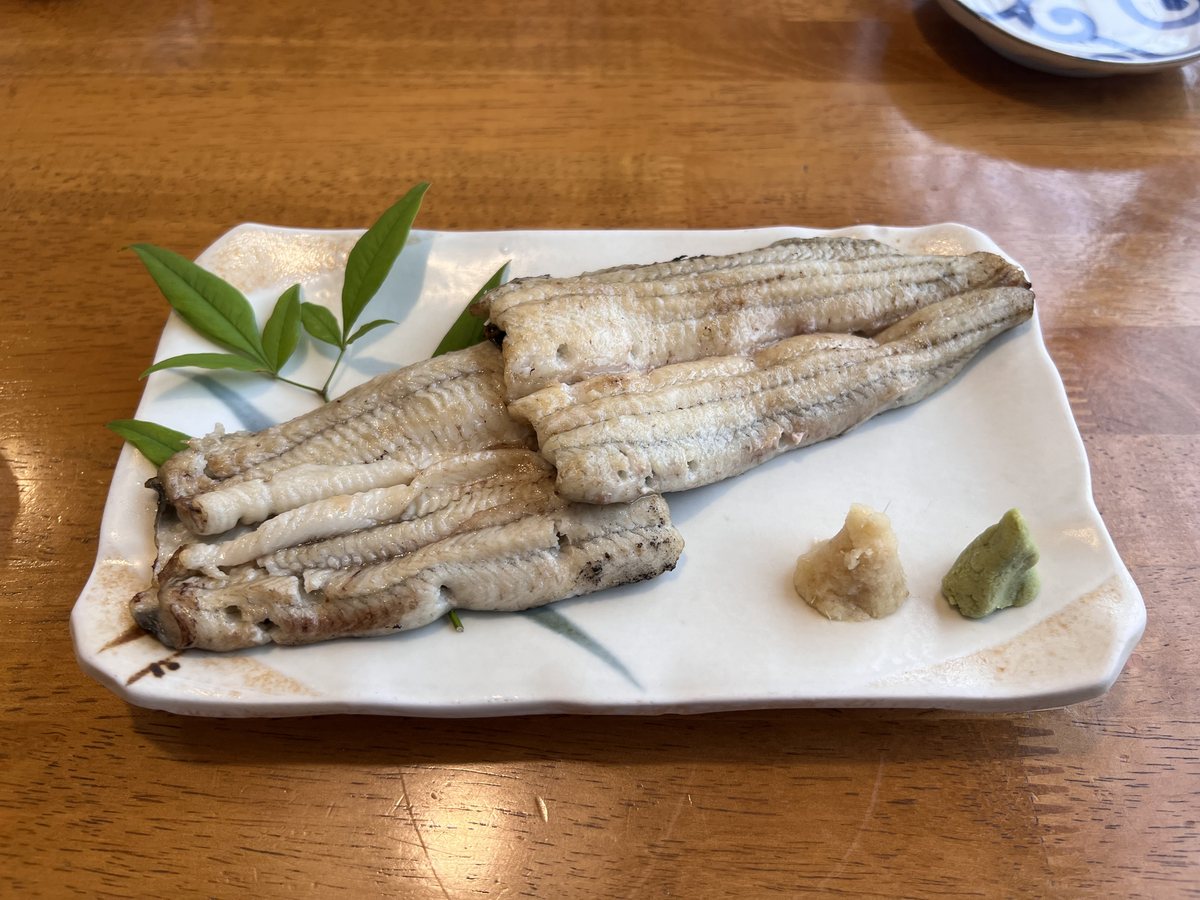 たたみ家の白焼き2枚。白い角皿に盛られている