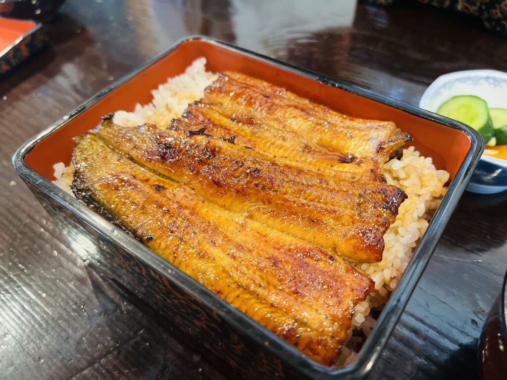 武蔵屋の上うな重。黒い重箱に蒲焼が3枚