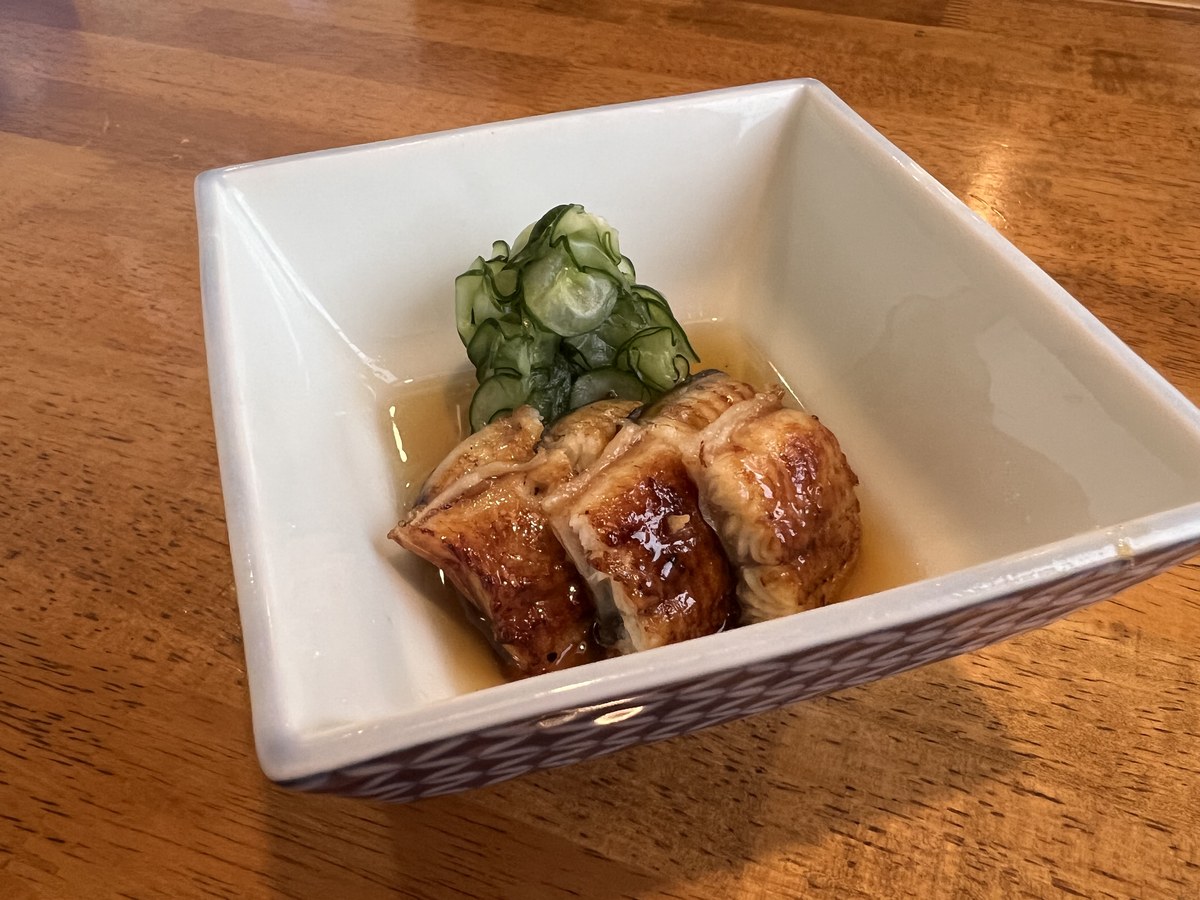 たたみ家のうざく。薄い輪切りのきゅうりと蒲焼