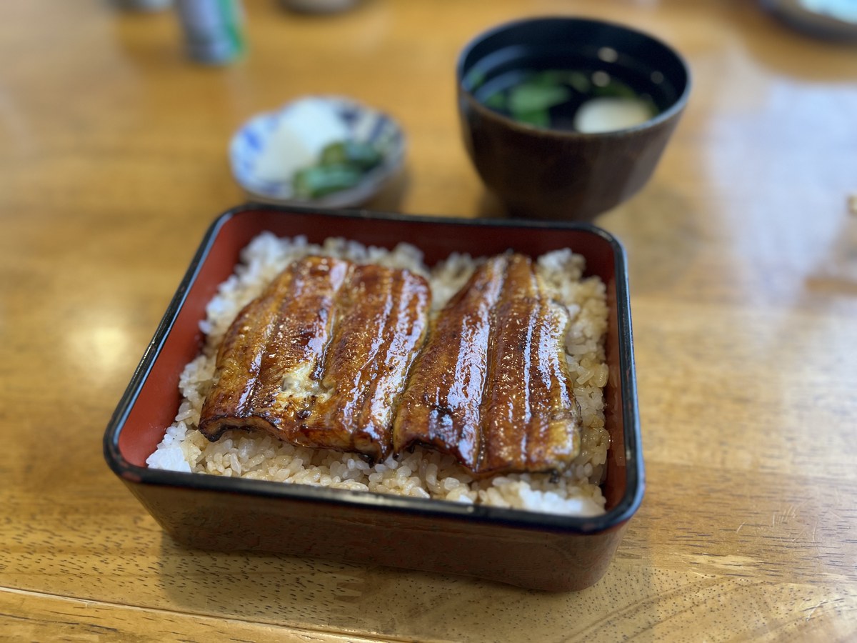 たたみ家のうな重と香の物ときも吸いの全景
