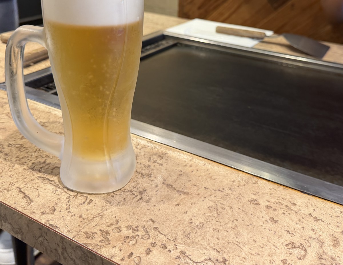 もんじゃ酒場 だしや 生ビールとまだ何も焼かれていない鉄板