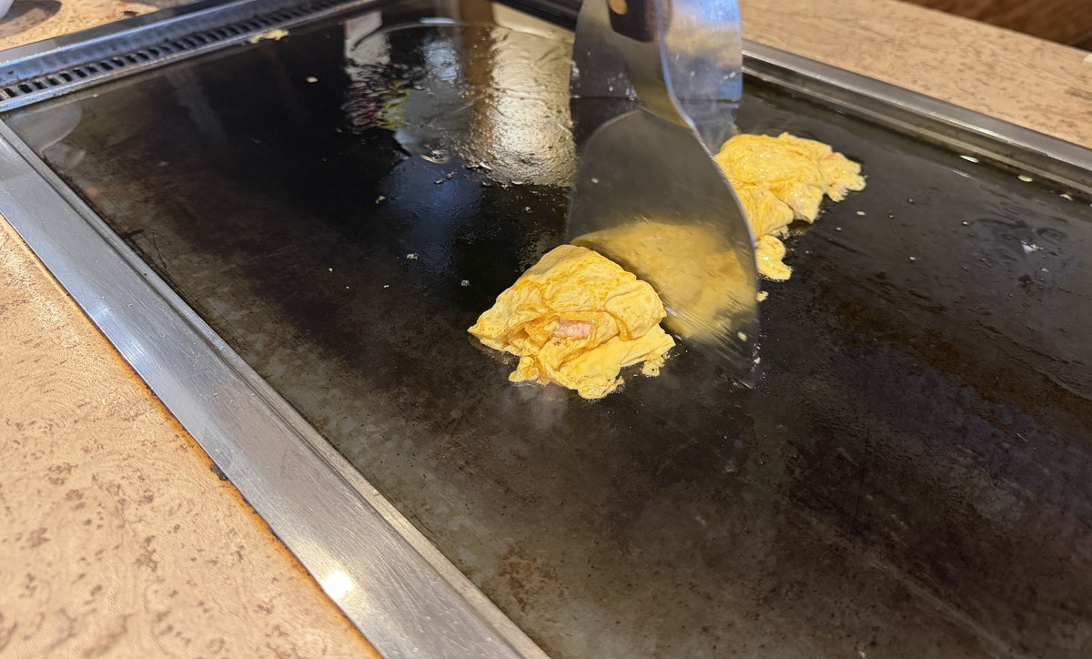 もんじゃ酒場 だしや お通しの卵焼きを鉄板で焼く