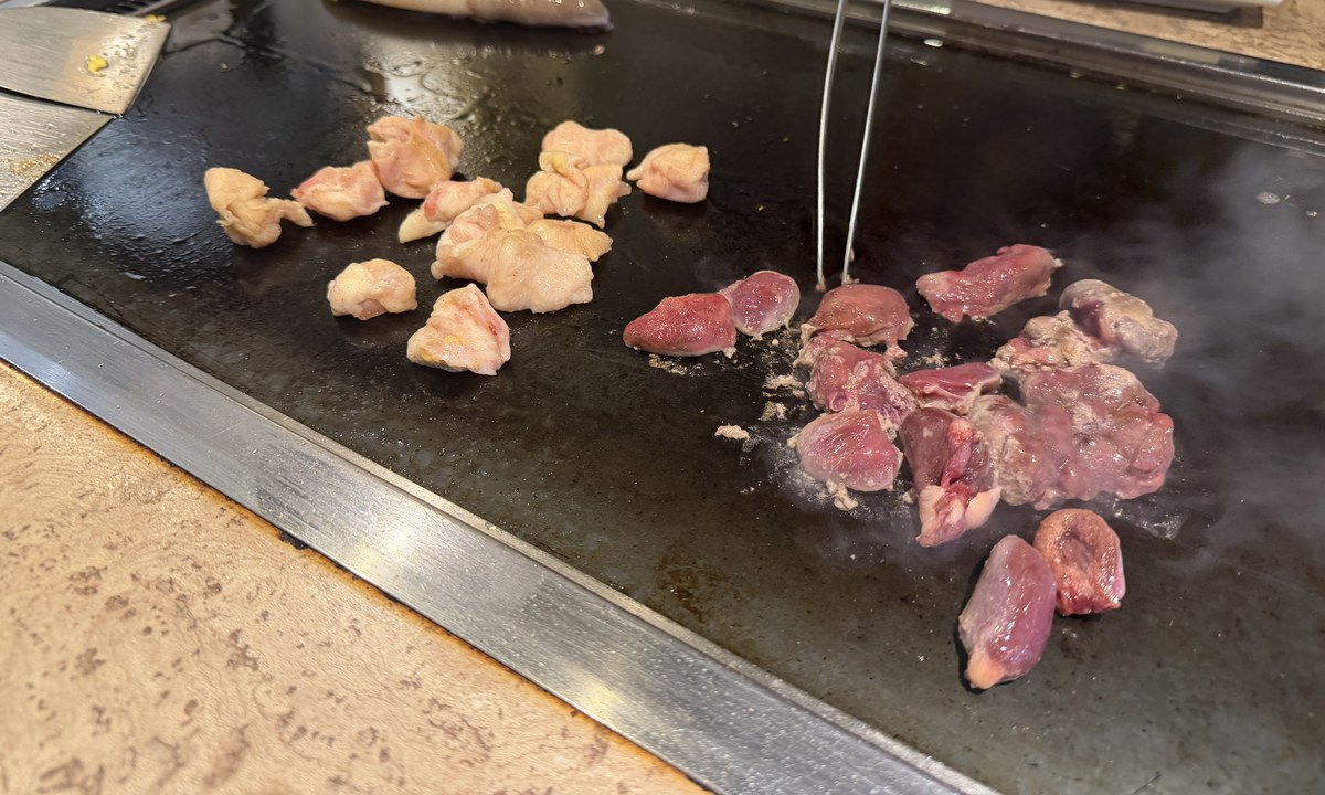 もんじゃ酒場 だしや 鉄板に置かれた生のぼんじりとレバー