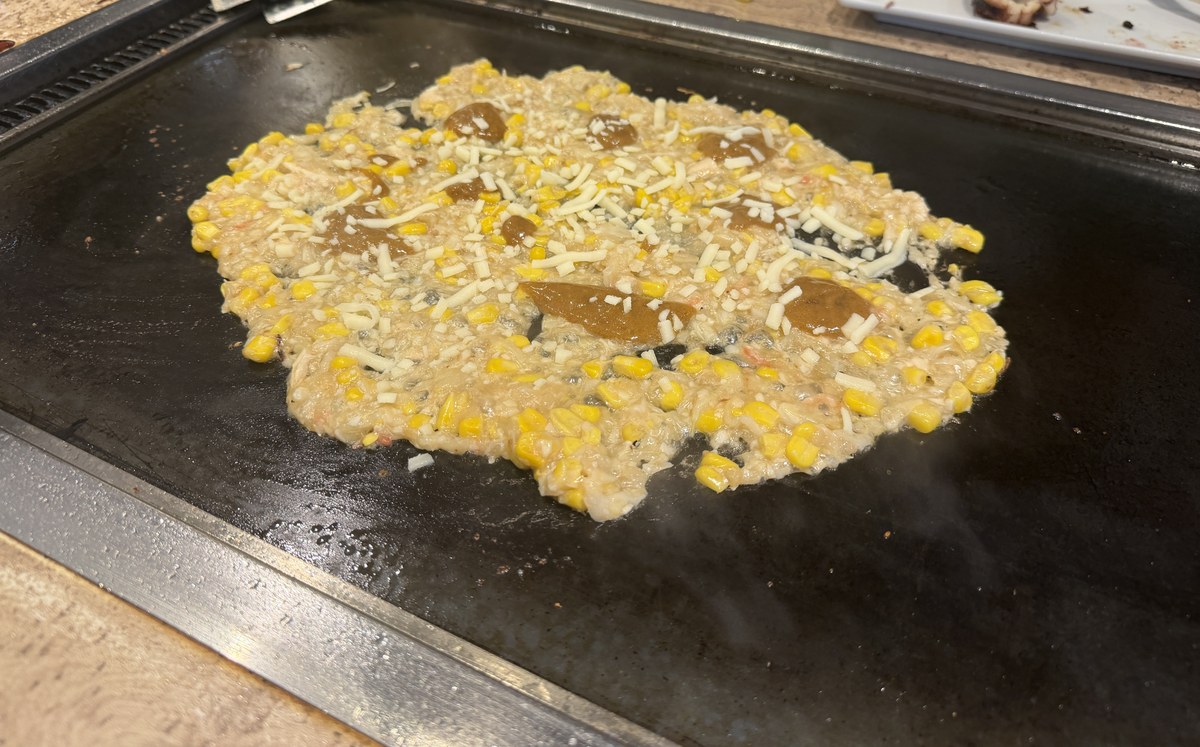 もんじゃ酒場 だしや ツナマヨコーンもんじゃを鉄板で焼く
