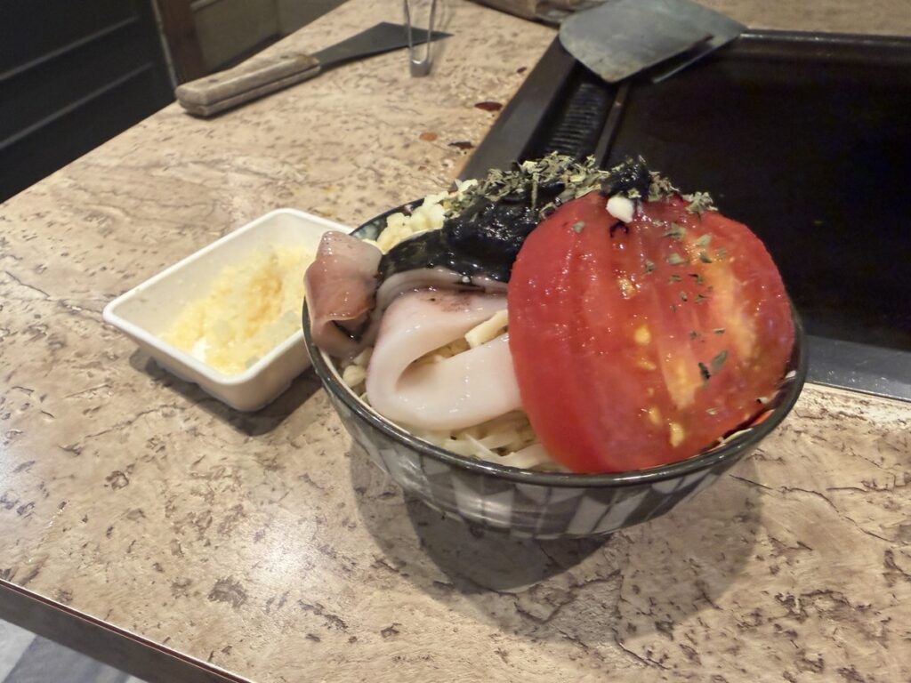 もんじゃ酒場 だしや イカ墨トマトバジルもんじゃの生地