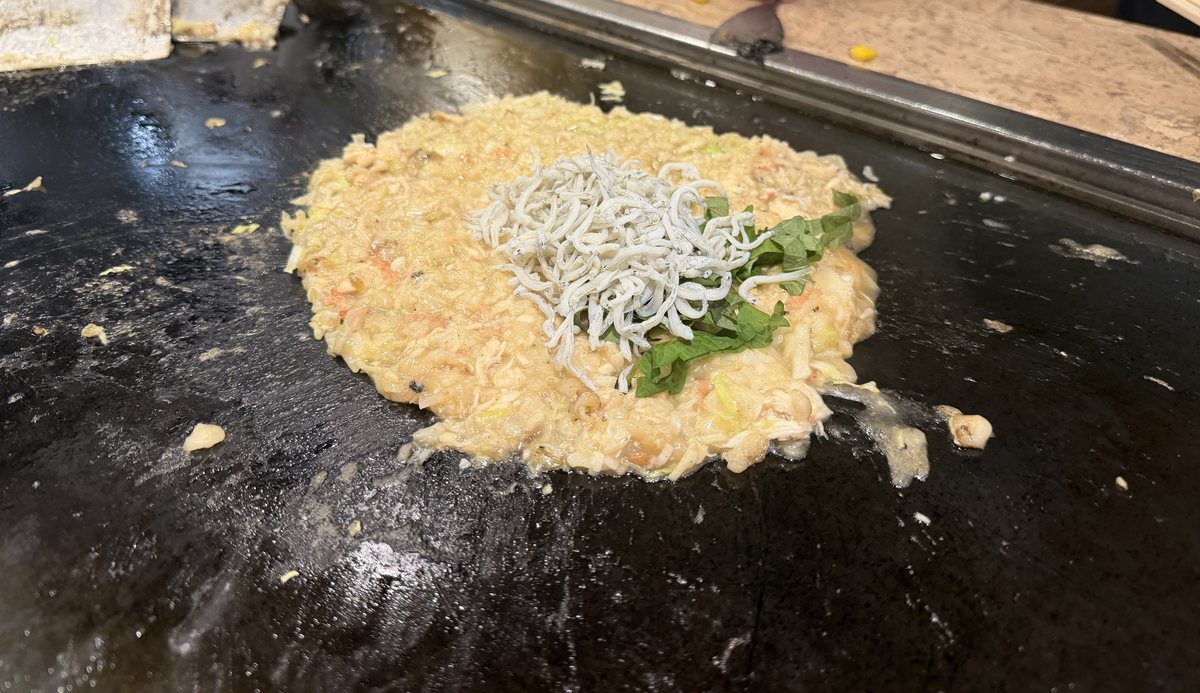 もんじゃ酒場 だしや 焼き上がりにシラスと大葉を乗せる