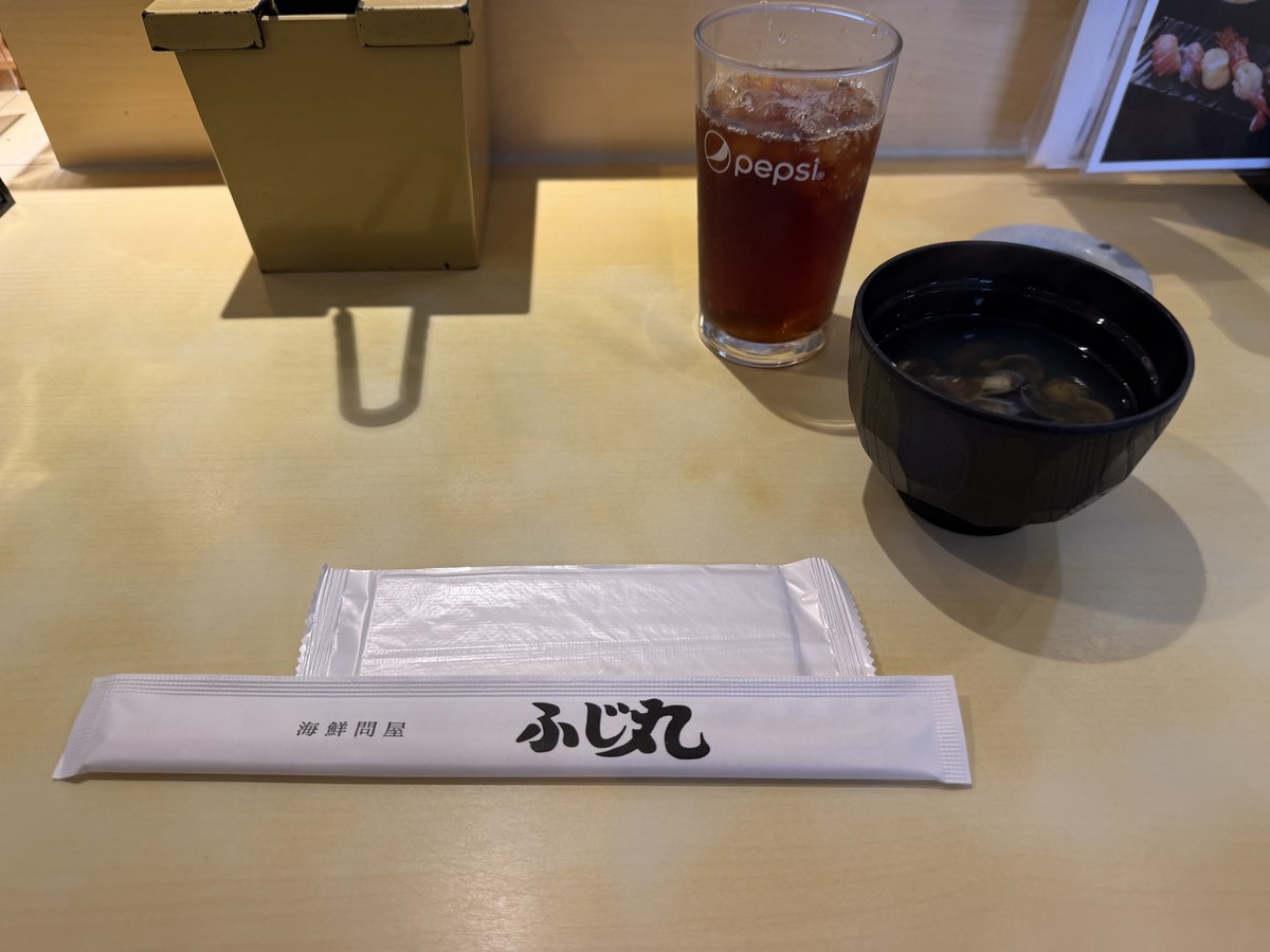 海鮮問屋 ふじ丸 箸袋とサービスの味噌汁