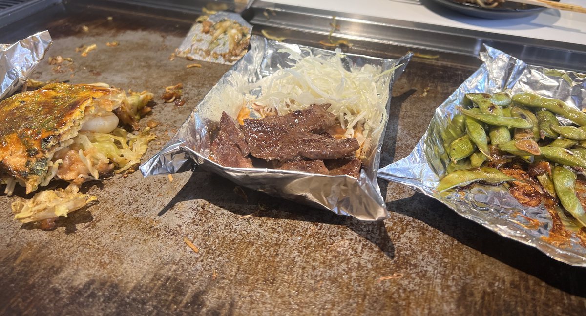 広島お好み焼き ホプキンス 立川店 ホイル舟が3つ並ぶ