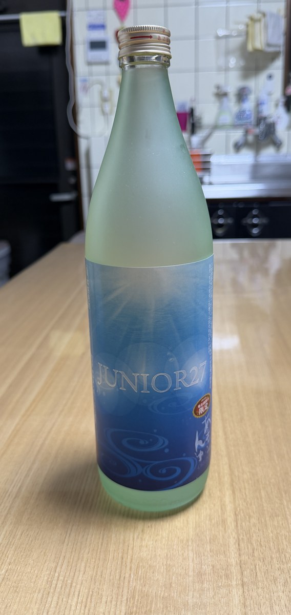テーブルに置いたJUNIOR 27の900ml瓶