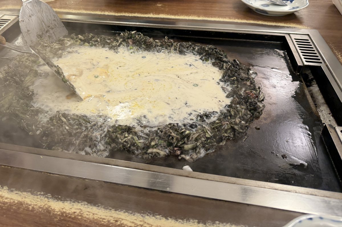 月島もんじゃ もへじ 町田 土手をつくって生地を流し込む