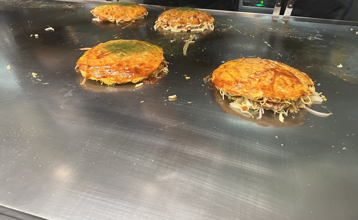 お好み焼き 長田屋 鉄板の上のお好み焼き4枚
