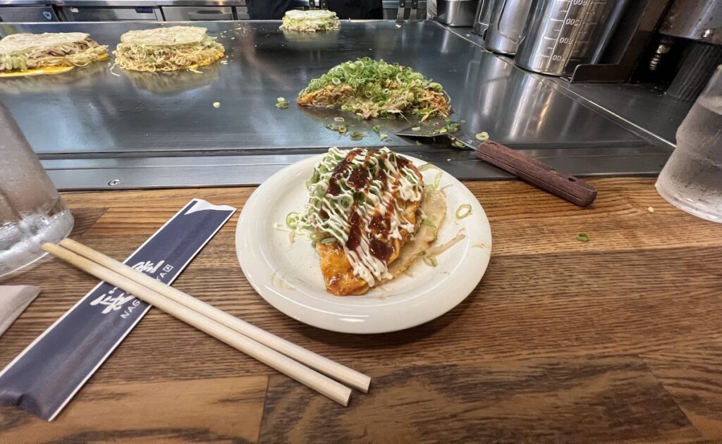お好み焼き 長田屋 自分の皿と鉄板の他の人の分