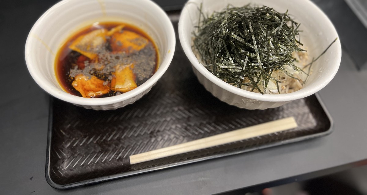 なぜ蕎麦にラー油を入れるのか。五反田店 つけつゆの鶏肉と胡麻