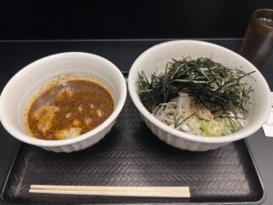なぜ蕎麦にラー油を入れるのか。五反田店 つけつゆと蕎麦