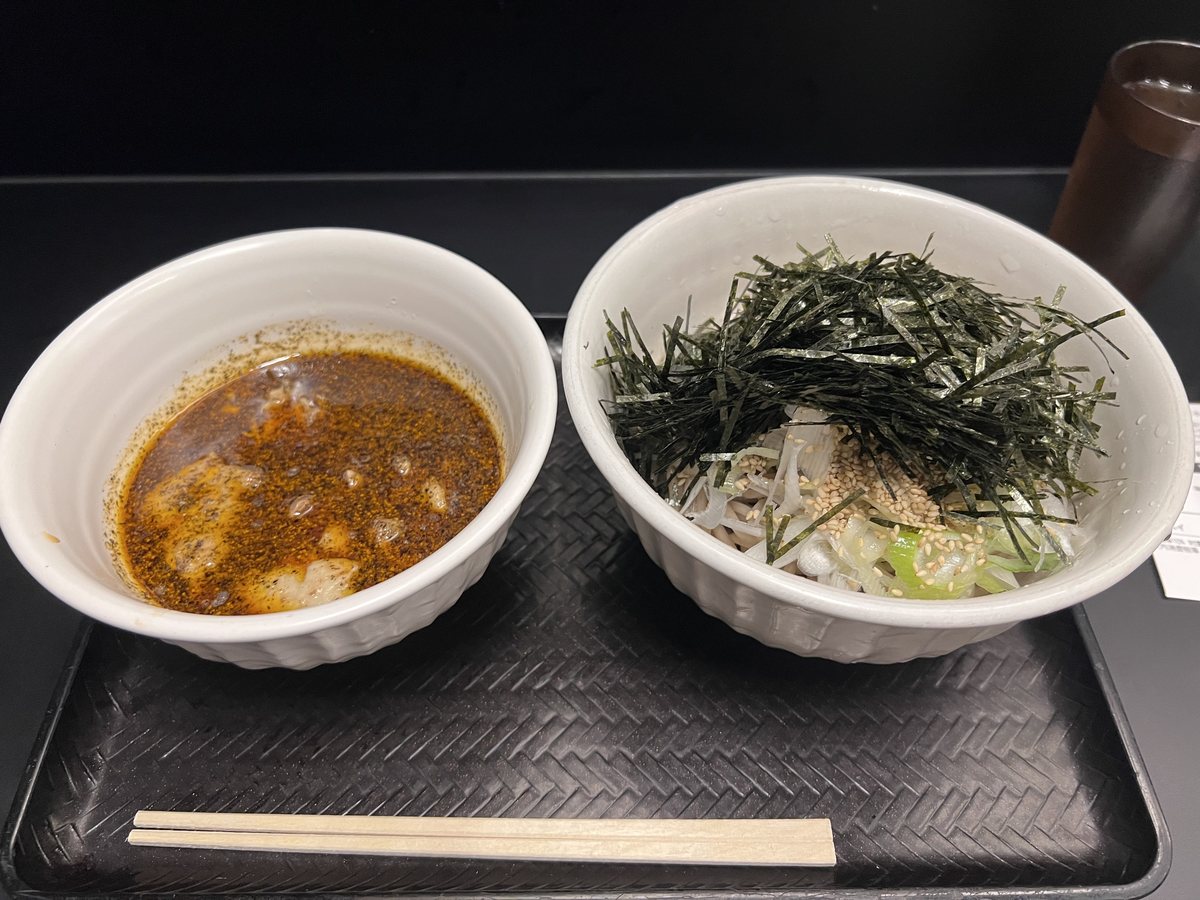 なぜ蕎麦にラー油を入れるのか。五反田店 つけつゆと蕎麦