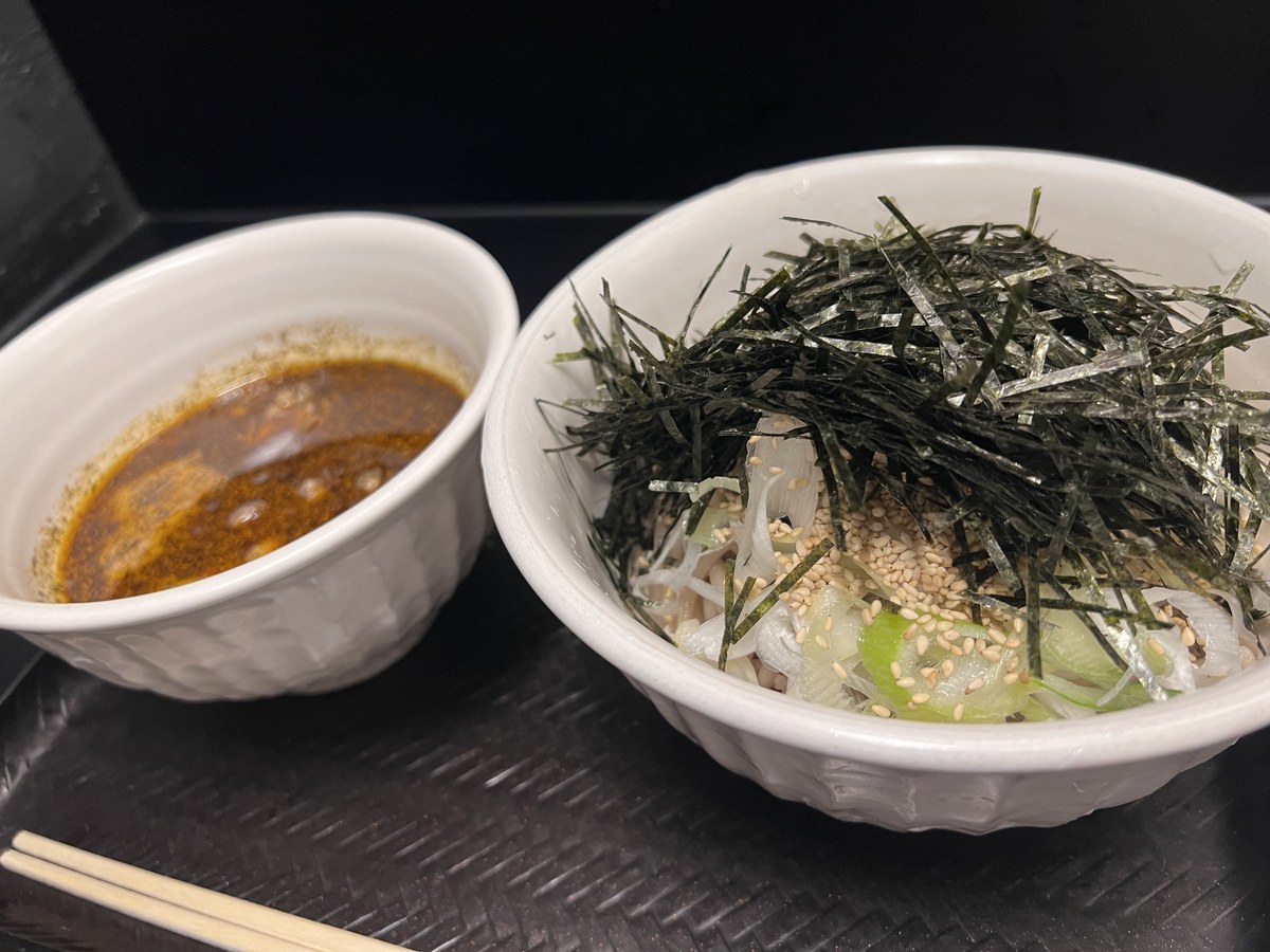 なぜ蕎麦にラー油を入れるのか。五反田店 海苔と極太の蕎麦