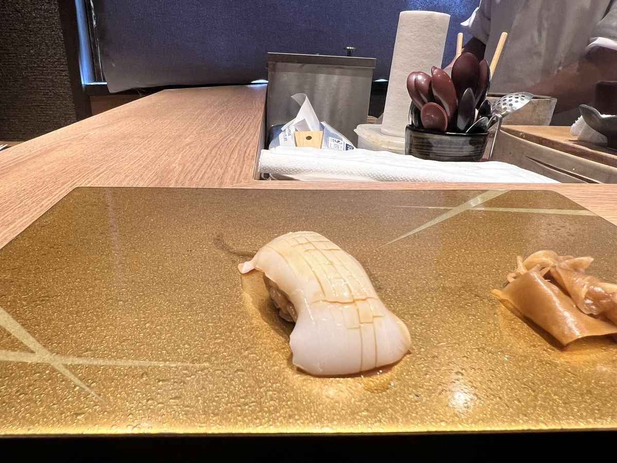 立川すしなんば イカの握り 包丁が入っている