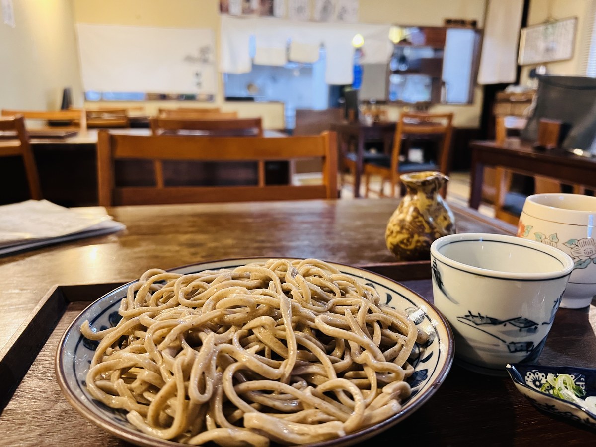 手打ちそば 信玄 店内と十割蕎麦
