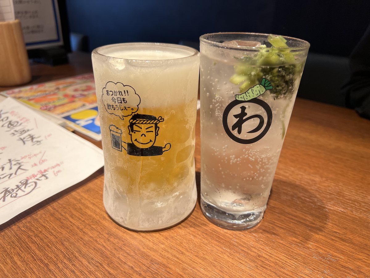 立川すしわさび 顔が描かれたジョッキと「わ」のグラス