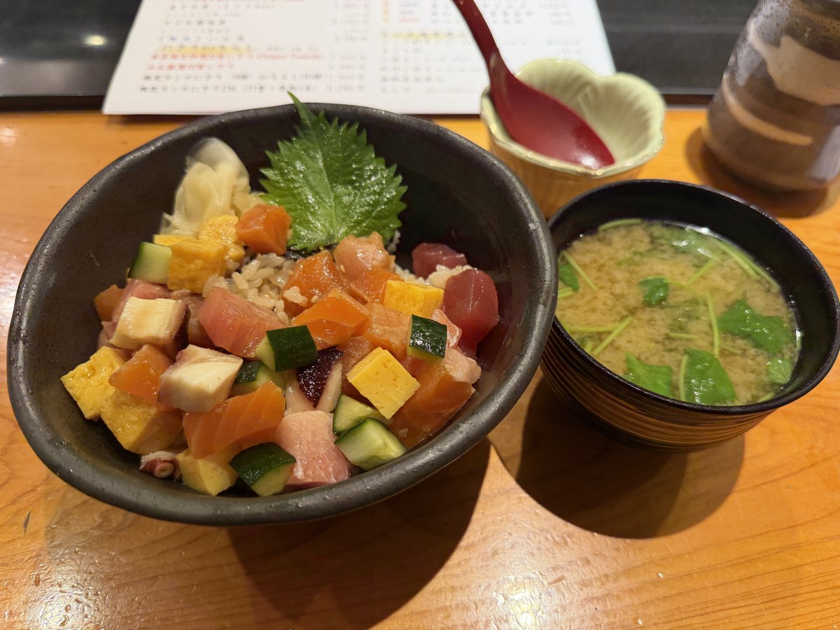 お食事処 山正 本店 山正丼と味噌汁